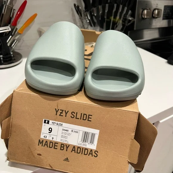 Yeezy Slides ‘Salt’ | Men’s | Salt | Size 9
Dead stock - Picture 8 of 8